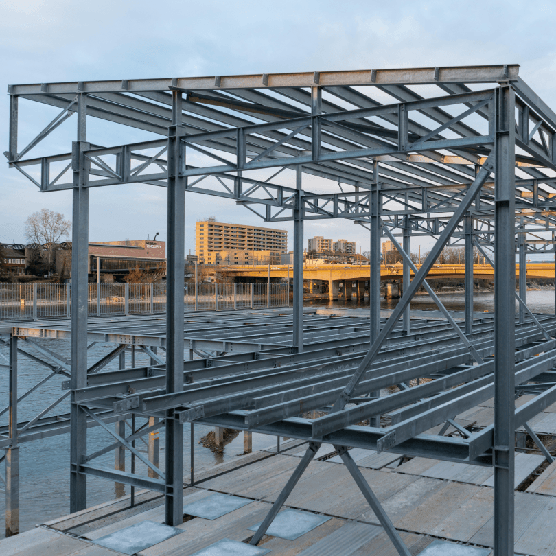 Estrutura metálica de perfis leves em obra, ilustrativa de construção em LSF (Light Steel Frame).