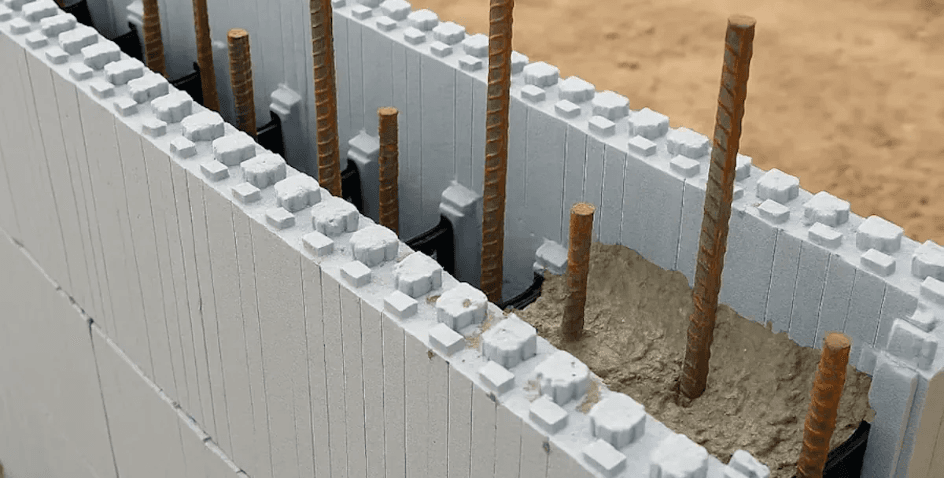 Trabalhos de betão e estrutura em obra, alinhados com sistemas como ICF (Insulated Concrete Forms).